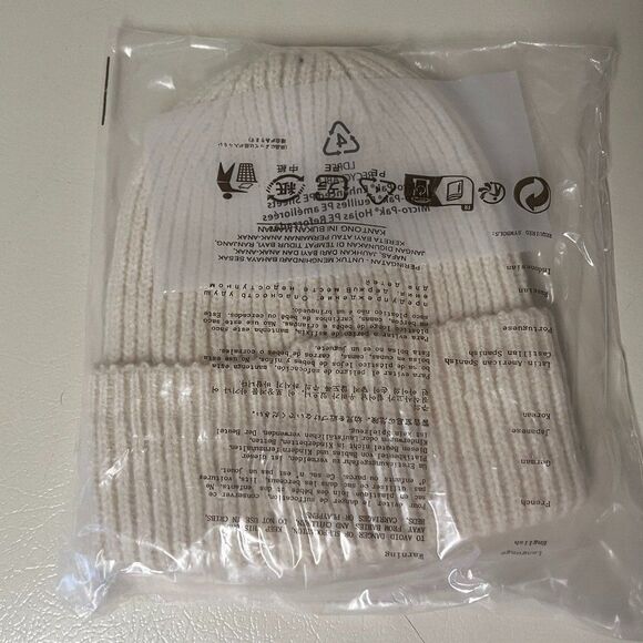 Levi's Essential Ribbed Batwing Beanie - Picture 4 of 4
